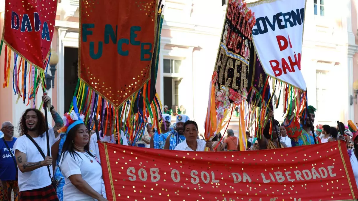 terça-feira (22), o Cortejo Artístico Sob o Sol da Liberdade, que percorreu as ruas do Centro Histórico de Salvador. A celebração