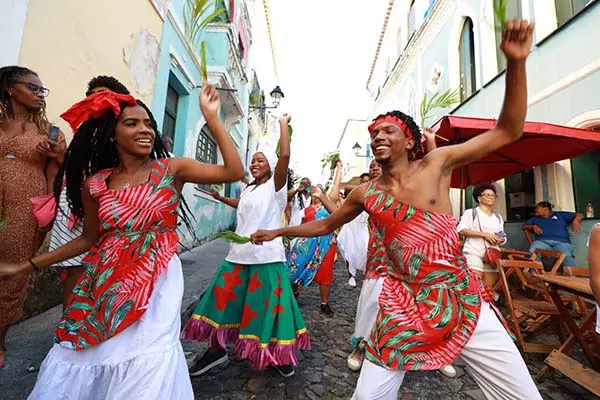 terça-feira (22), o Cortejo Artístico Sob o Sol da Liberdade, que percorreu as ruas do Centro Histórico de Salvador. A celebração