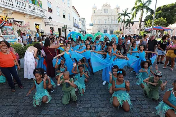 terça-feira (22), o Cortejo Artístico Sob o Sol da Liberdade, que percorreu as ruas do Centro Histórico de Salvador. A celebração