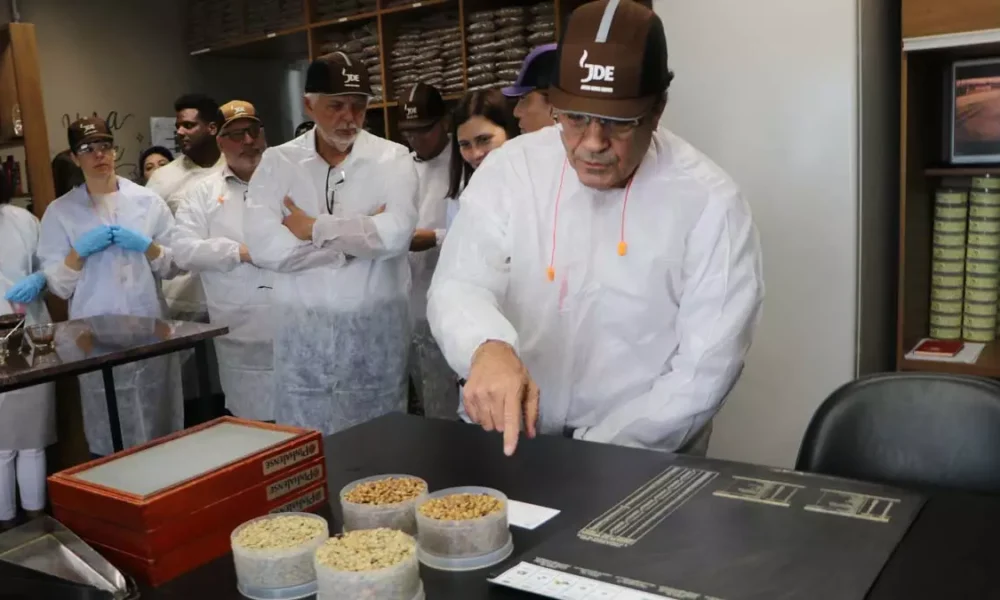 Econômico (SDE) conheceu, de perto, o processo de produção da unidade industrial da JACOBS DOUWE EGBERTS (JDE)