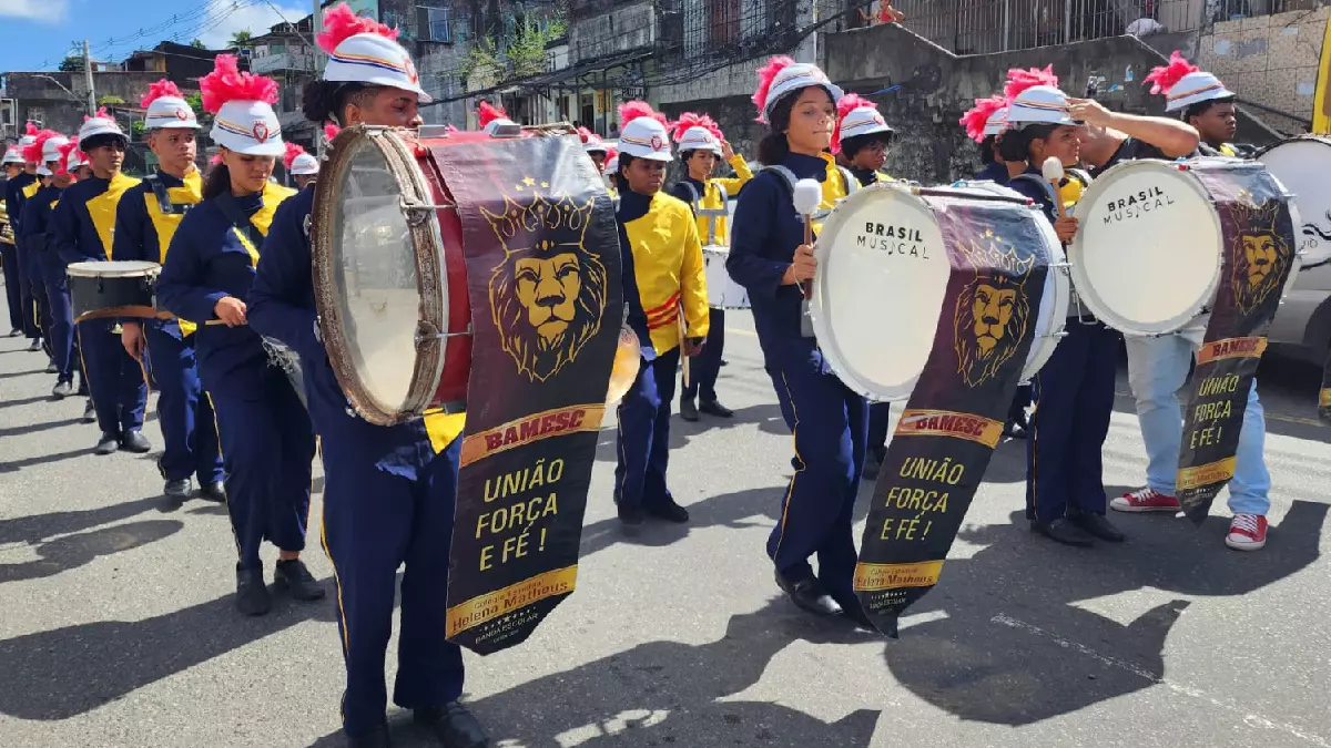nas fanfarras. Já no interior, 74 escolas irão participar das festividades cívicas, em 44 municípios como Entre Rios, Retirolândia e