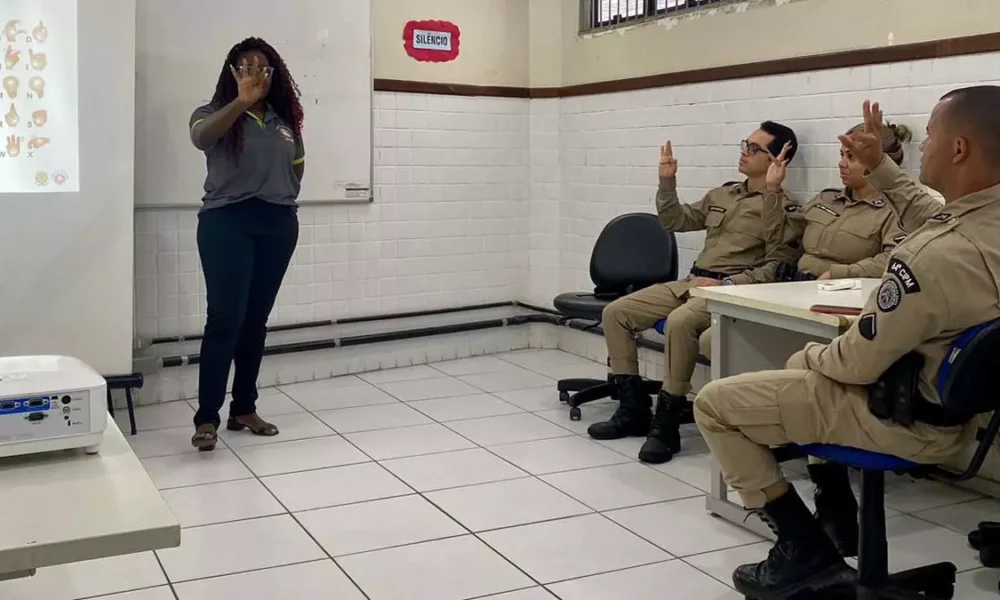 Trinta e cinco policiais do efetivo da Base Comunitária de Segurança (BCS) Rua Nova finalizaram o 1° Curso Básico na Linguagem Brasileira