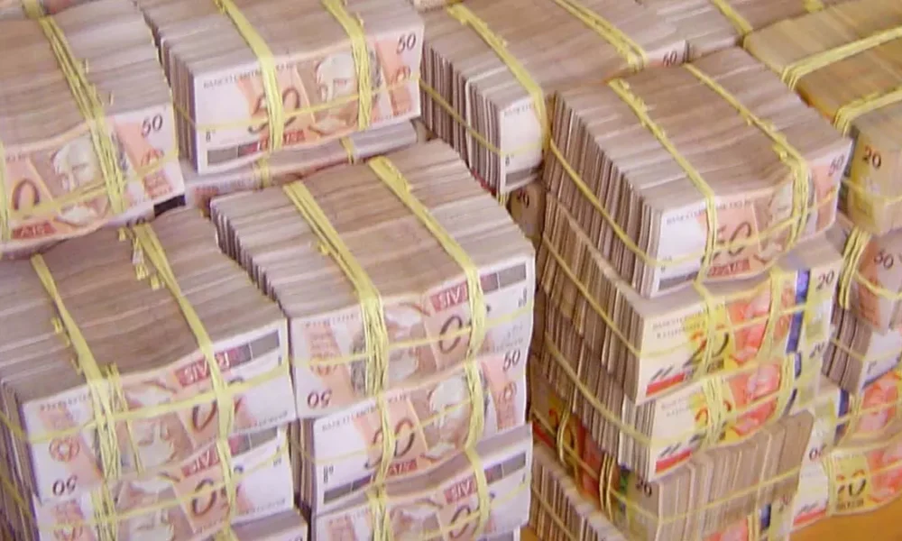 Quatro apostas acertaram as seis dezenas do concurso 2.620 da Mega-Sena, no sorteio realizado neste sábado (12), no Espaço