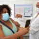 A Secretaria Municipal da Saúde (SMS) segue com a vacinação contra a Covid-19 e gripe em Salvador nesta quarta-feira (16), das 8h às 16h,