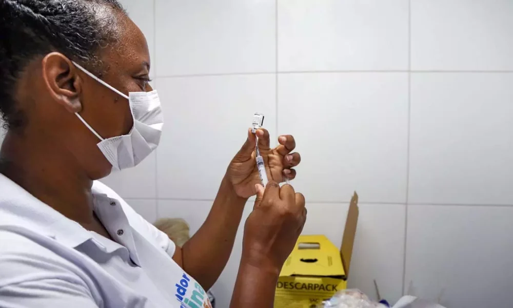 A Prefeitura de Salvador, através da Secretaria Municipal da Saúde (SMS), retoma a vacinação contra a Covid-19 e gripe nesta