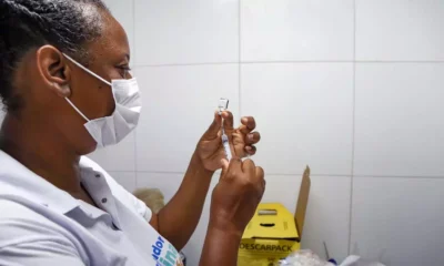 A Prefeitura de Salvador, através da Secretaria Municipal da Saúde (SMS), retoma a vacinação contra a Covid-19 e gripe nesta