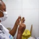 A Prefeitura de Salvador, através da Secretaria Municipal da Saúde (SMS), retoma a vacinação contra a Covid-19 e gripe nesta