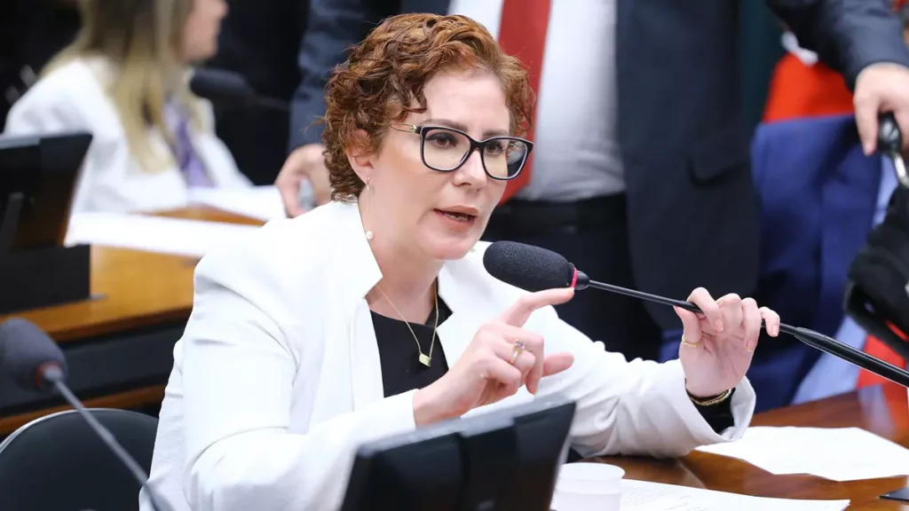 A maioria dos ministros do Supremo Tribunal Federal (STF) votou nesta sexta-feira (18) para tornar ré a deputada federal