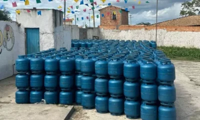 de Cargas em Rodovias (Decarga) de Feira de Santana recuperaram, na sexta-feira (4), 1.144 botijões de gás e 300 baldes de