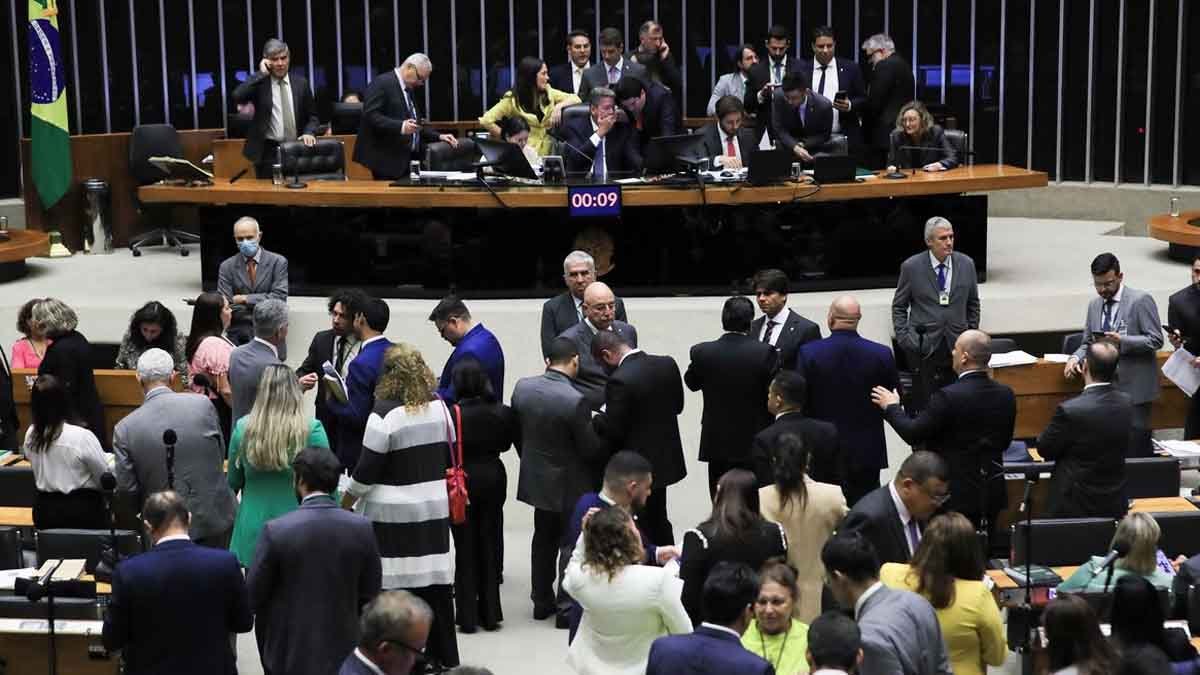 A Câmara dos Deputados aprovou nesta terça-feira (29) o regime de urgência para a proposta que prorroga a desoneração da folha de pagamentos