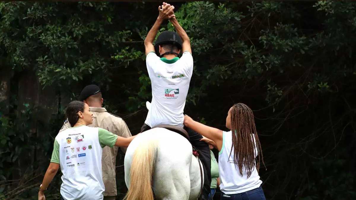 entre outras. A equoterapia é um método terapêutico que utiliza os cavalos como instrumento de reabilitação física, mental e social.