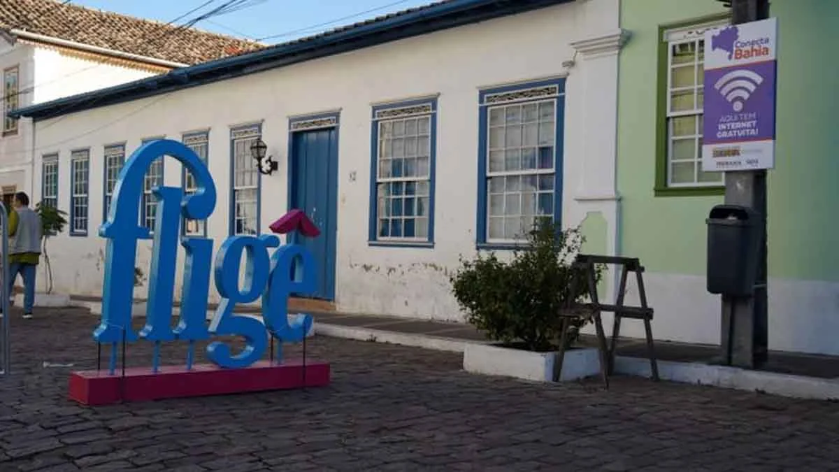 (Probahia) e da empresa OPA Fibra, implementou, por meio do Conecta Bahia, pontos de internet gratuita na Feira Literária de Mucugê (Fligê).