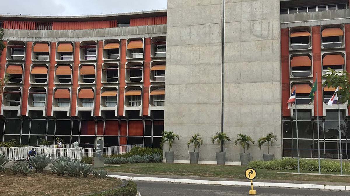 Sobre o não pagamento dos juros moratórios recebidos em precatório do FUNDEF aos profissionais do magistério, o Estado da