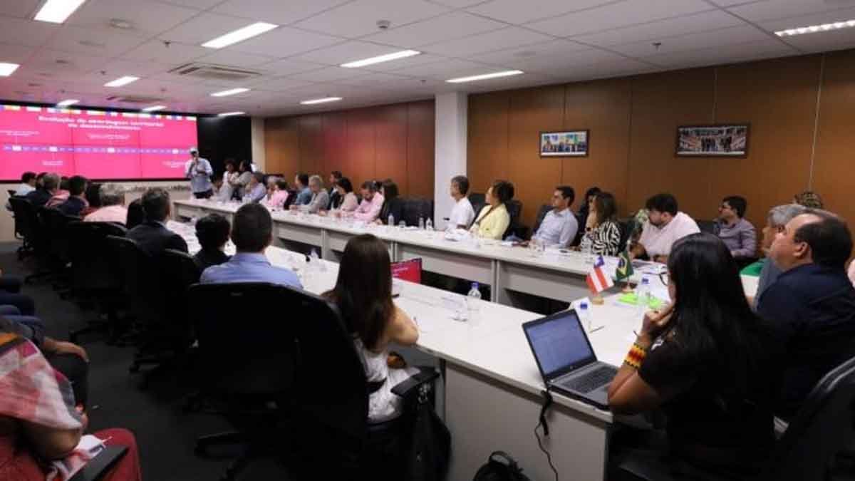 O governador Jerônimo Rodrigues comandou, neste sábado (05), no Centro de Operações de Inteligência (COI), no Centro Administrativo da Bahia (CAB), em Salvador, a 7ª reunião do secretariado, que contou com a participação do vice-governador, Geraldo Junior, de todos os titulares das 25 pastas do Governo, além de gestores estratégicos. No encontro, foi realizado um balanço das atividades desenvolvidas por cada área até o momento, com destaque para o dado da Secretaria da Fazenda (Sefaz), que confirma o investimento de R$ 3,6 bilhões feito pelo Executivo estadual baiano no primeiro semestre como o segundo maior do Brasil, quase o dobro do terceiro colocado, o Pará, atrás apenas de São Paulo.