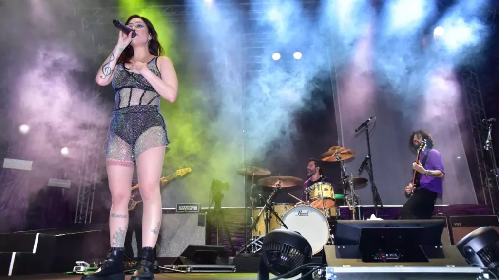 Ao som da canção "Teto de Vidro", a cantora e compositora baiana Pitty iniciou um show histórico no Largo da Mariquita,