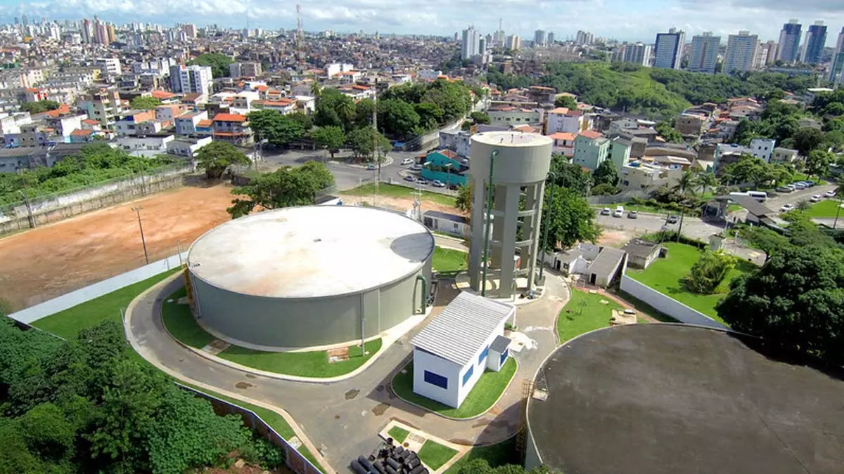 O fornecimento de água começou a ser retomado, de forma gradativa, desde as 23h de terça-feira (19), nas áreas de Salvador e