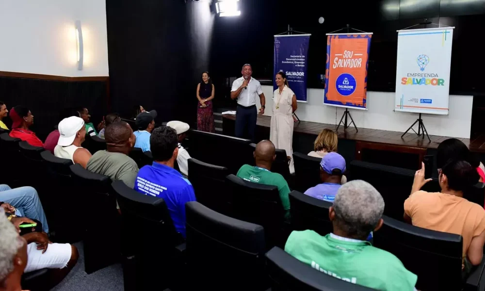 Nesta sexta-feira (22), 60 baleiros receberam certificação profissional por terem finalizado a primeira turma do Curso de Qualificação