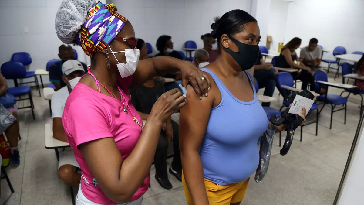 A Prefeitura de Salvador, através da Secretaria Municipal da Saúde (SMS), segue com a vacinação contra a Covid-19 e gripe nesta
