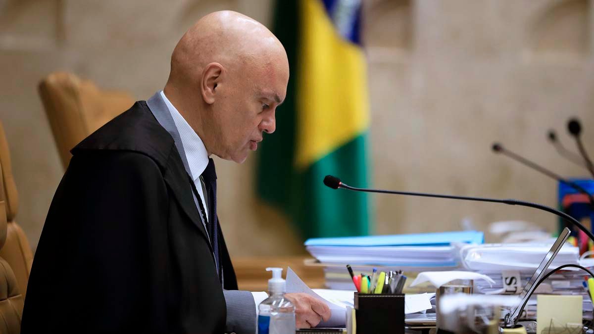 O ministro Alexandre de Moraes, do Supremo Tribunal Federal (STF), revogou a prisão de quatro investigados por supostamente