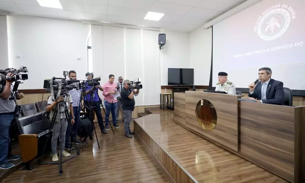 o secretário da Segurança Pública da Bahia, Marcelo Werner, e o comandante-geral da Polícia Militar, Paulo Coutinho, apresentaram os