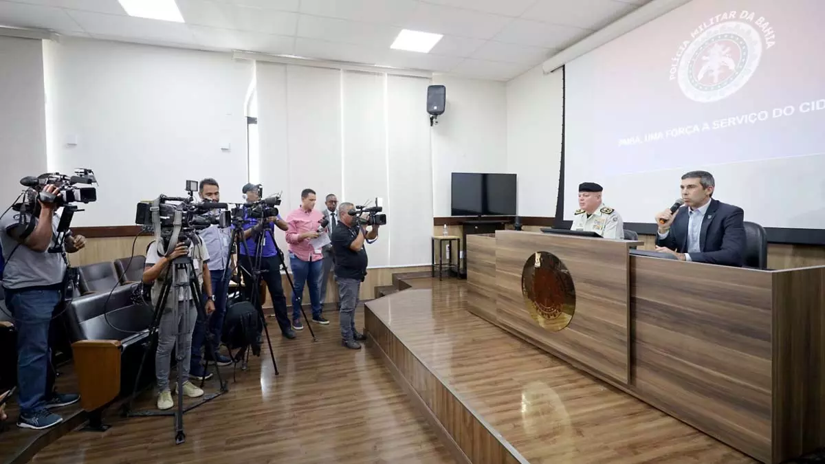 o secretário da Segurança Pública da Bahia, Marcelo Werner, e o comandante-geral da Polícia Militar, Paulo Coutinho, apresentaram os