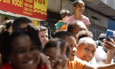 das bandeiras ao lado de outras autoridades, e falou do papel da Bahia na construção de um país soberano desde sua independência.  