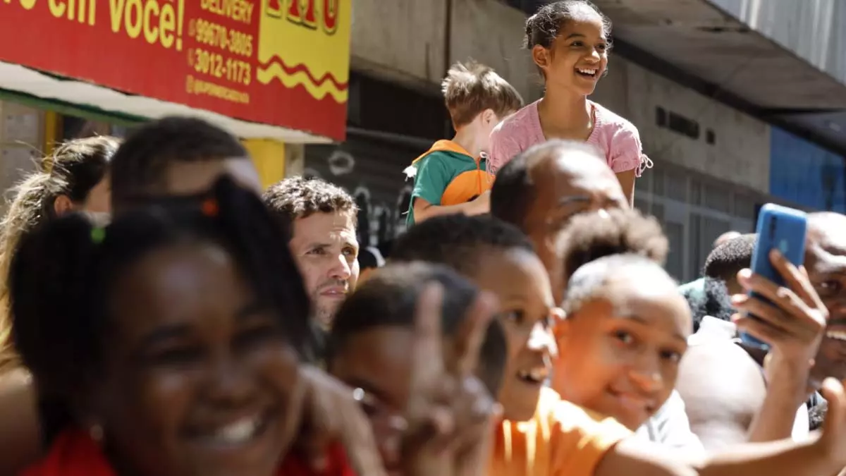 das bandeiras ao lado de outras autoridades, e falou do papel da Bahia na construção de um país soberano desde sua independência.  