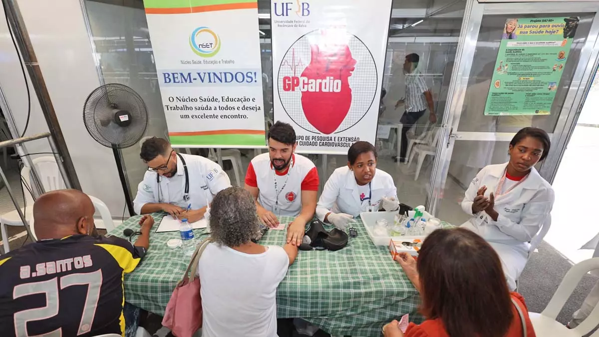 A Feira Saúde Mais Perto da Pessoa Idosa começou nesta quinta-feira (21) e vai até sábado (23), na Arena Fonte Nova, com oferta