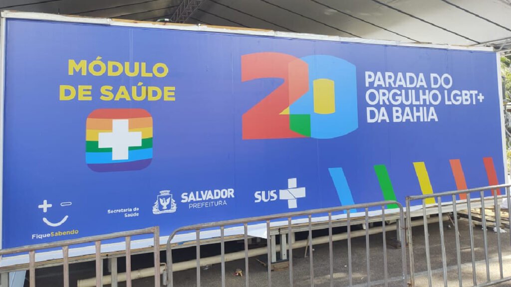 leva pela primeira vez um módulo de saúde para atendimento ao público durante a Parada LGBT+ de Salvador, que acontece neste