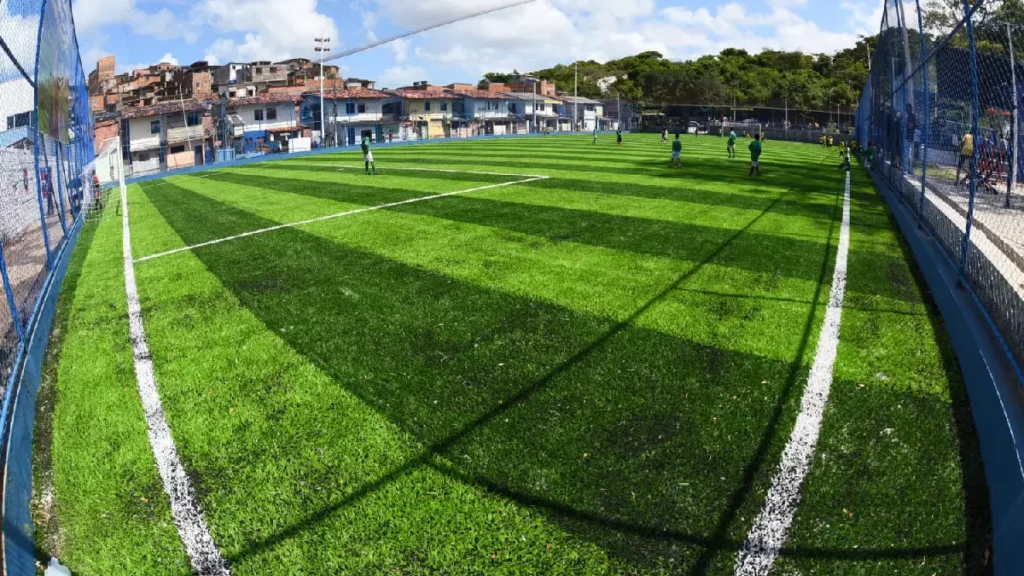 A Prefeitura de Salvador entregou neste domingo (17) uma praça e uma nova arena esportiva com campo de gramado sintético,