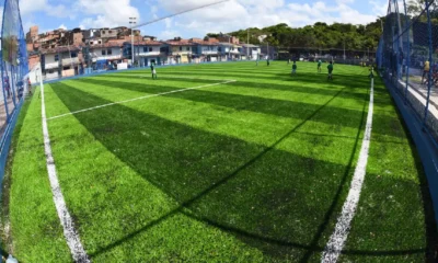 A Prefeitura de Salvador entregou neste domingo (17) uma praça e uma nova arena esportiva com campo de gramado sintético,