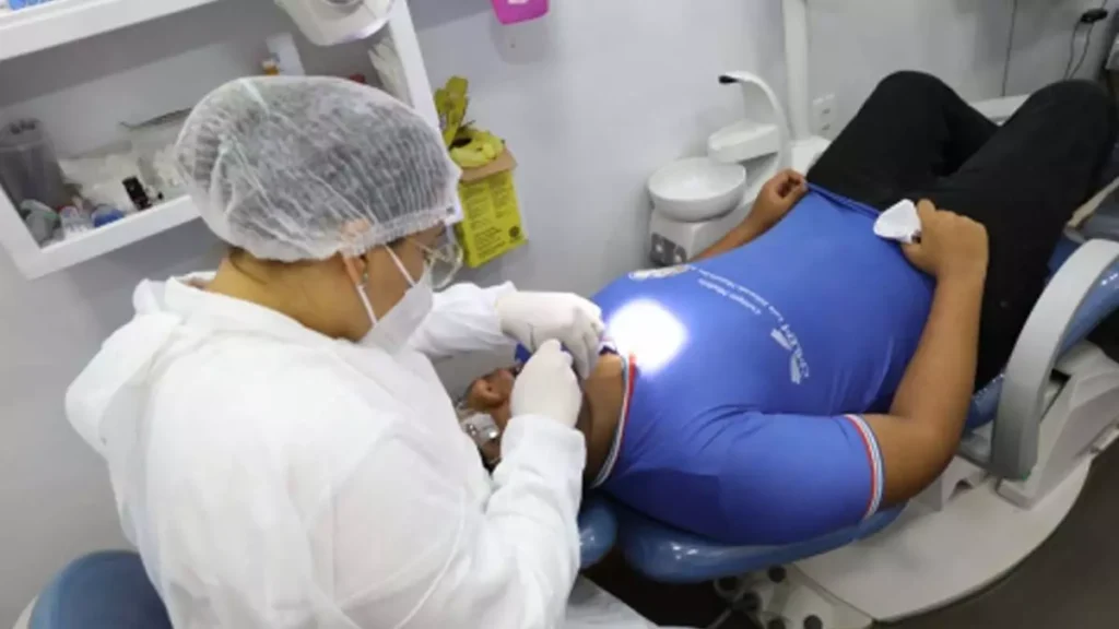 O Odontomóvel está em nova rota de atendimento. Na segunda-feira (18), o serviço chegou a escolas estaduais nos