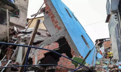 Salvador segue em andamento, na Rua Edson Saldanha, na Baixa do Tubo, em Cosme de Farias, onde um prédio de três andares desabou na