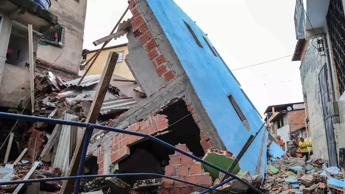 Salvador segue em andamento, na Rua Edson Saldanha, na Baixa do Tubo, em Cosme de Farias, onde um prédio de três andares desabou na