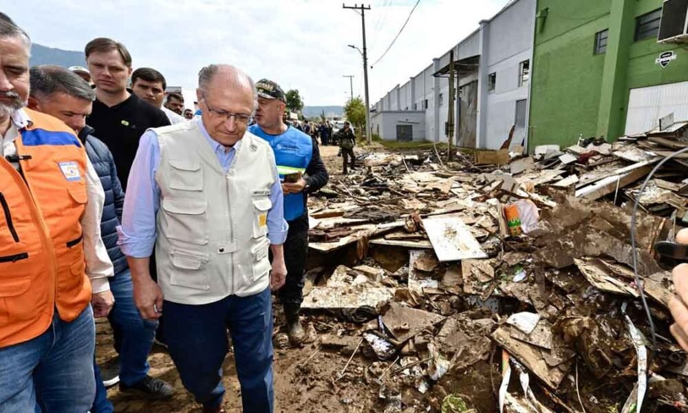 O presidente da República em exercício, Geraldo Alckmin, anunciou no início da tarde deste domingo (10) que o governo federal irá disponibilizar R$ 741 milhões em ajuda ao estado do Rio Grande do Sul, atingido por fortes chuvas e enchentes desde a última segunda-feira (4) após a passagem de um ciclone extratropical.  Alckmin fez o anúncio em Lajeado (RS), na Universidade do Vale do Taquari (Univates), onde se reuniu com prefeitos locais, ministros e o governador Eduardo Leite. 