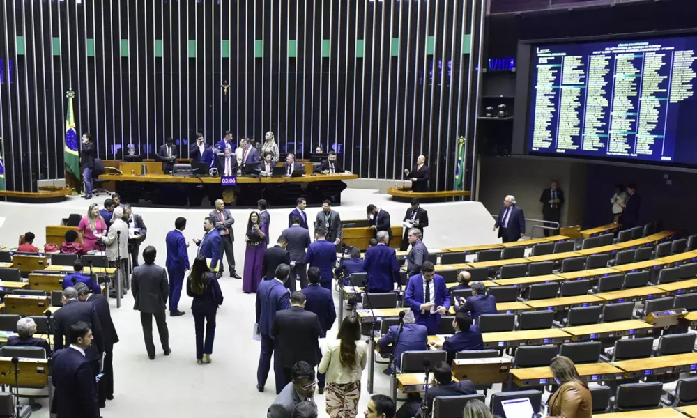 A Câmara dos Deputados aprovou nesta quinta-feira (14) proposta que altera prazos da Lei da Ficha Limpa, reduzindo