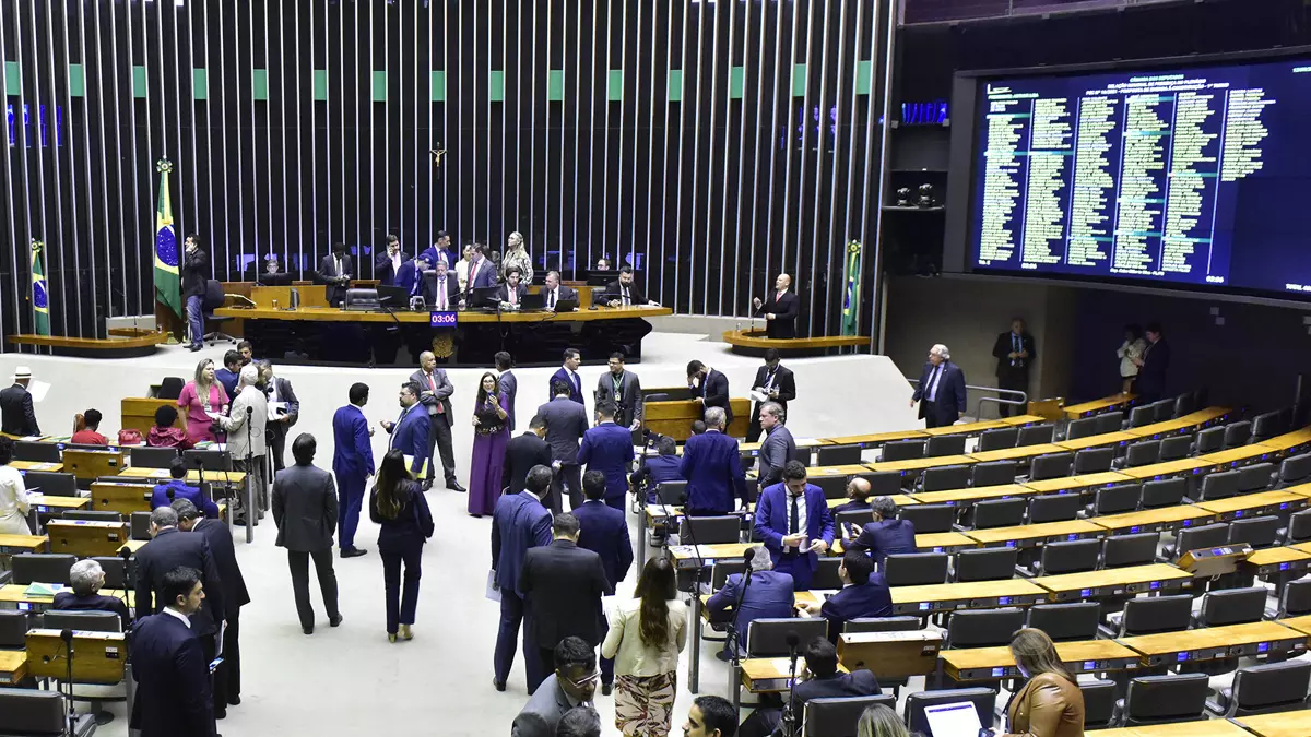 A Câmara dos Deputados aprovou nesta quinta-feira (14) proposta que altera prazos da Lei da Ficha Limpa, reduzindo