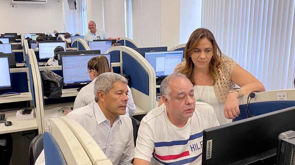 Com 186.606 pacientes atendidos pela Central Estadual de Regulação nos oito primeiros meses de 2023, foi atingida a marca de 99,2% de respostas às 188.116 solicitações feitas por unidades de saúde nos 417 municípios baianos. Para acelerar as transferências e melhorar ainda mais os indicadores, um mutirão está sendo realizado neste sábado (2), com a presença da secretária da Saúde do Estado, Roberta Santana, e dos diretores dos maiores hospitais da rede estadual. O governador Jerônimo Rodrigues também acompanhou parte das atividades.