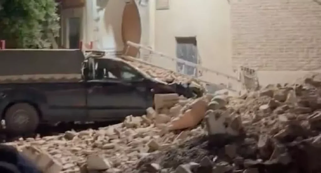 Um poderoso terremoto nas montanhas do Alto Atlas, em Marrocos, matou centenas de pessoas depois que edifícios desabaram e pessoas fugiram