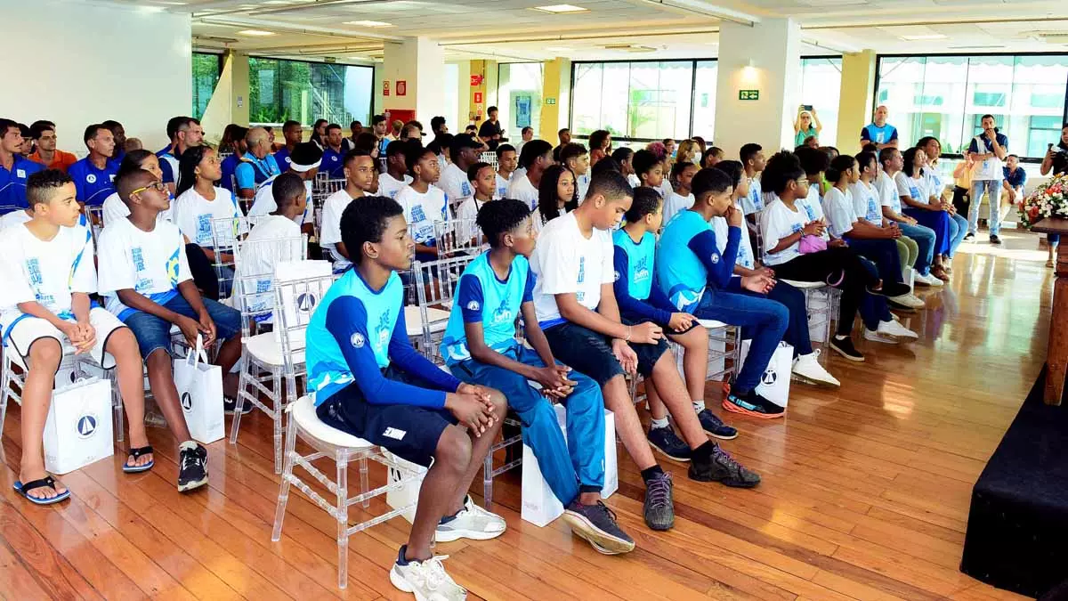 a oportunidade de se desenvolver no mundo dos esportes através de uma parceria da Prefeitura com nove clubes sociais da capital baiana.