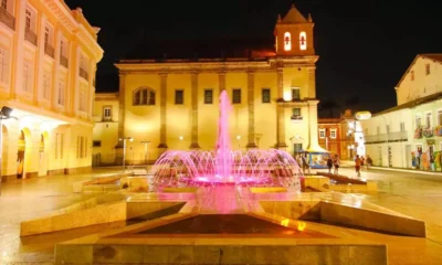 Praça da Sé e o prédio da Secretaria Municipal de Educação (Smed), no Comércio, estão com uma iluminação especial que iniciou