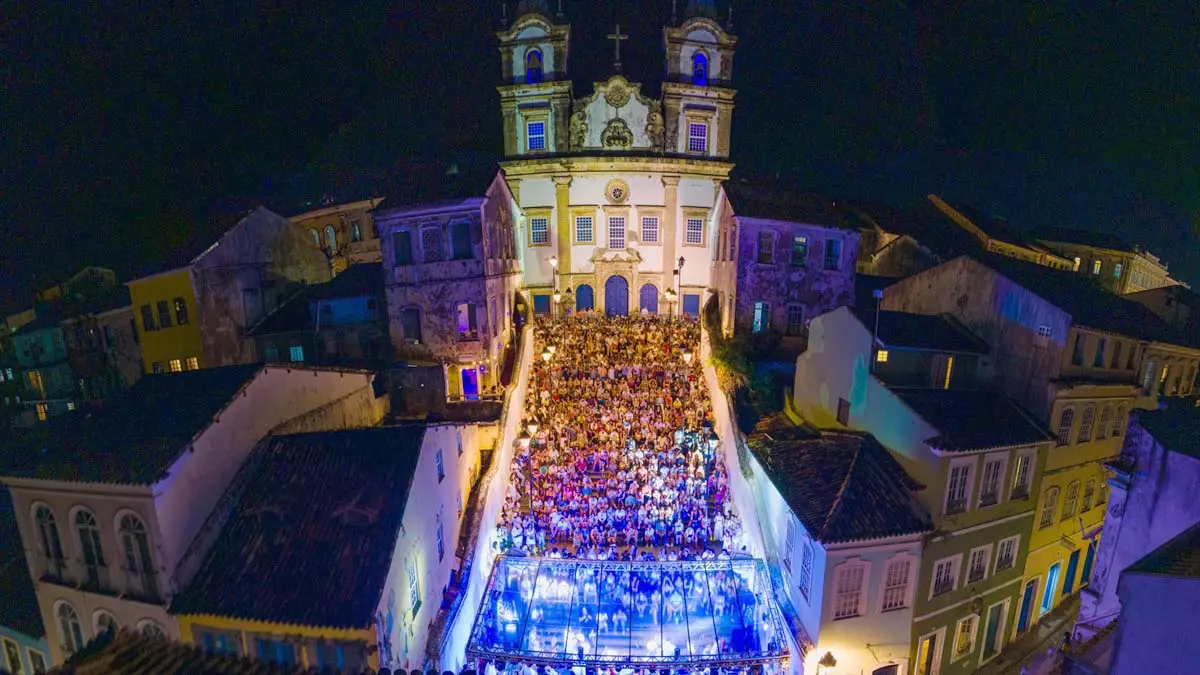 Escadaria do Passo, na noite desta sexta-feira (6), para ver a primeira da série de apresentações que a Orkestra Rumpilezz fará