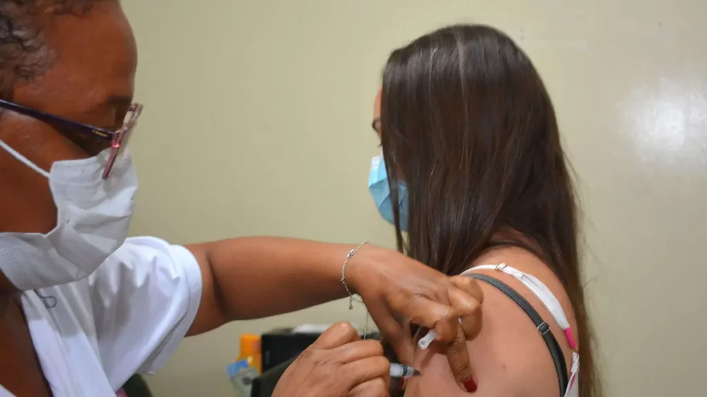 A Prefeitura de Salvador, através da Secretaria Municipal da Saúde (SMS), segue com vacinação de Covid-19 e gripe nesta quinta-feira (26).