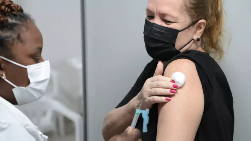 A Secretaria Municipal da Saúde (SMS) segue com a vacinação de Covid-19 e gripe nesta quarta-feira (17), das 8h às 16h, em diversos