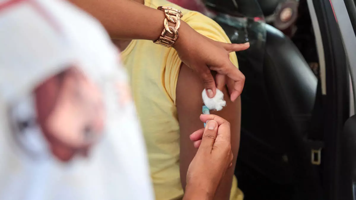 A Secretaria Municipal da Saúde (SMS) segue com a vacinação contra Covid-19 e gripe nesta terça-feira (10) em Salvador, das 8h às 16h. A dose