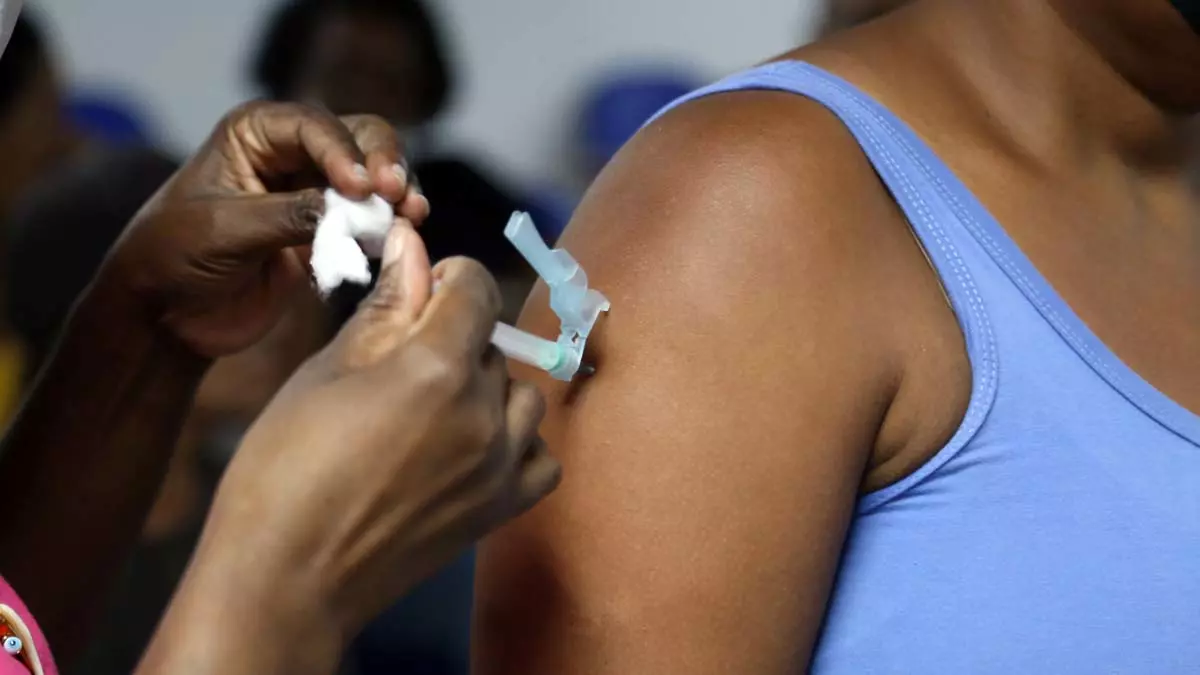 A Secretaria Municipal da Saúde (SMS) retoma a vacinação contra Covid-19 e gripe em Salvador nesta segunda-feira (16), das 8h às 16h.