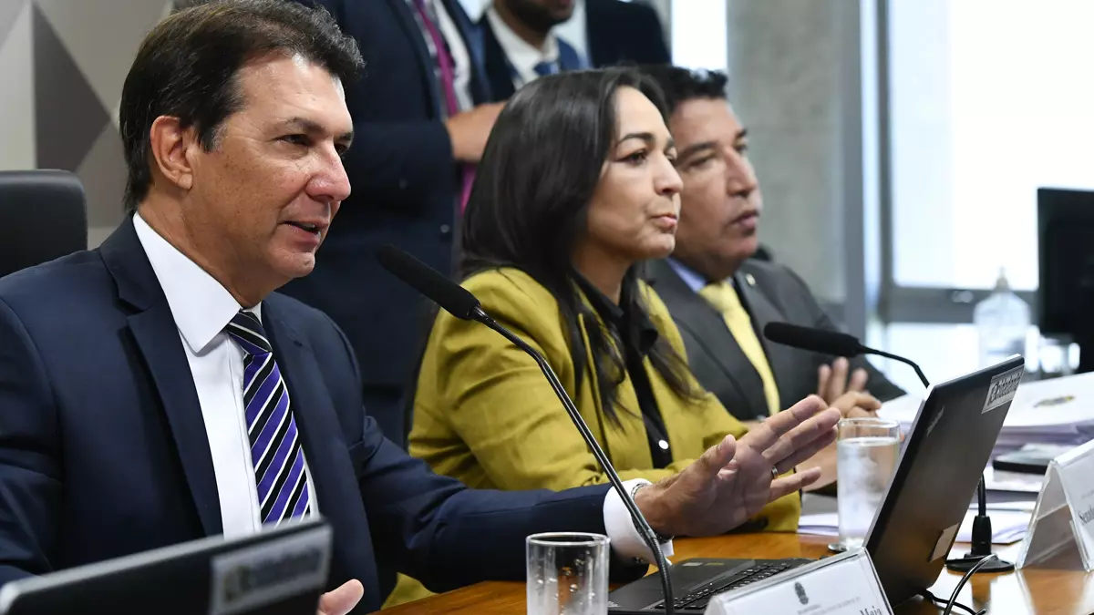 A senadora Eliziane Gama (PSD-MA) apresentou nesta terça-feira (17) o relatório da CPMI do 8 de Janeiro com 1.333 páginas após