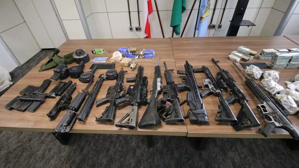 Com os dois fuzis localizados pela Polícia Militar no sábado (21), após perseguição a detentos na região de Mata Escura, as Forças