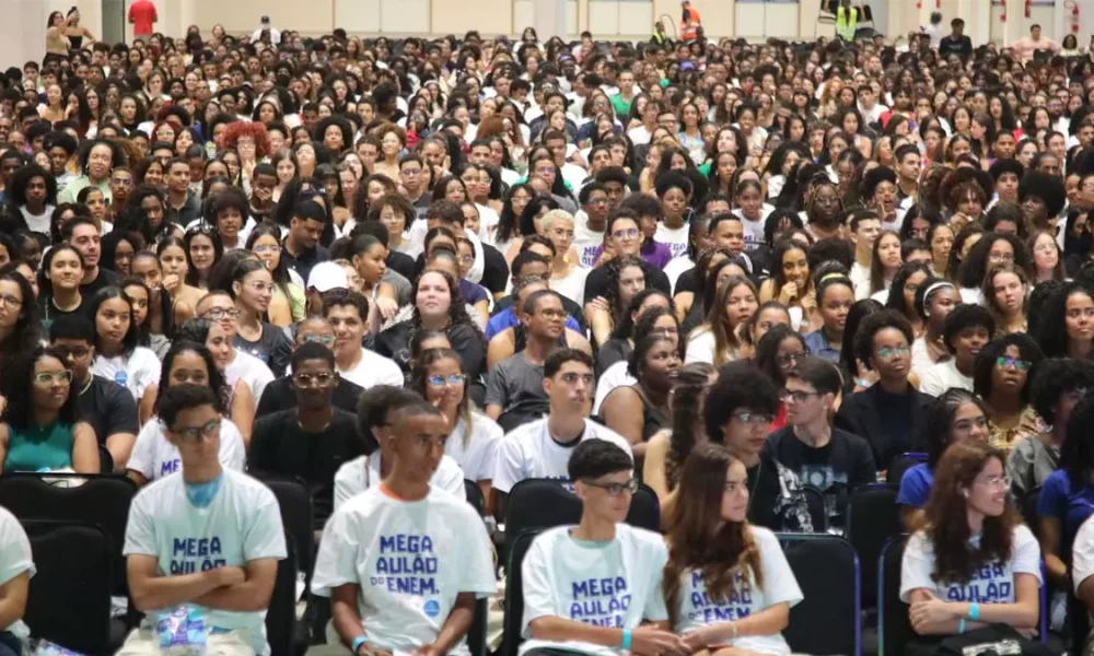 O aulão promovido pelo programa municipal IngreSSAr reuniu neste sábado (28) mais de 5 mil estudantes no Centro de Convenções de
