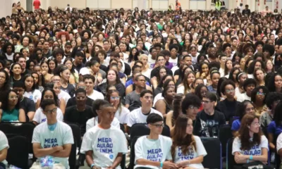 O aulão promovido pelo programa municipal IngreSSAr reuniu neste sábado (28) mais de 5 mil estudantes no Centro de Convenções de